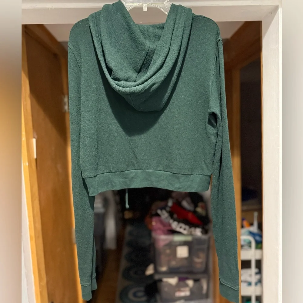 ALO very hard to find cropped Getaway cropped hoodie in RARE midnight green!